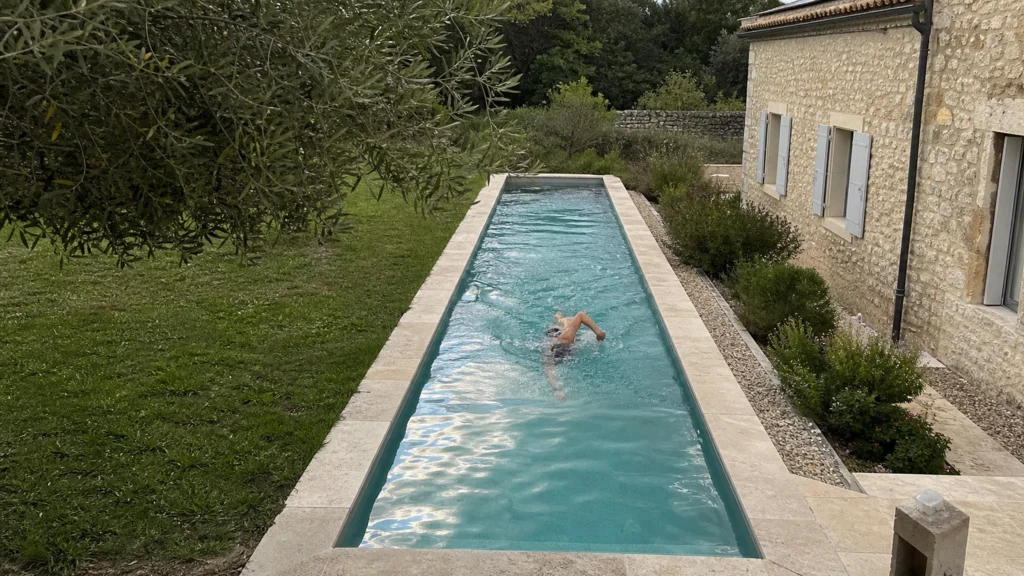 Couloir de nage long et étroit intégré au jardin d’une maison