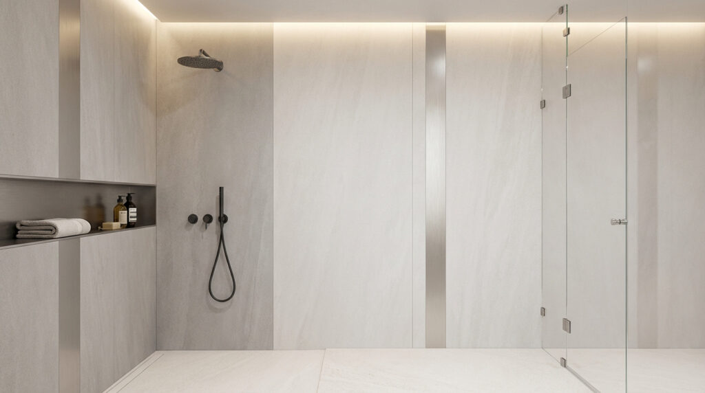 Douche moderne aux murs en panneaux étanches gris clair. Pomme de douche noire, douchette, niche intégrée et paroi vitrée.