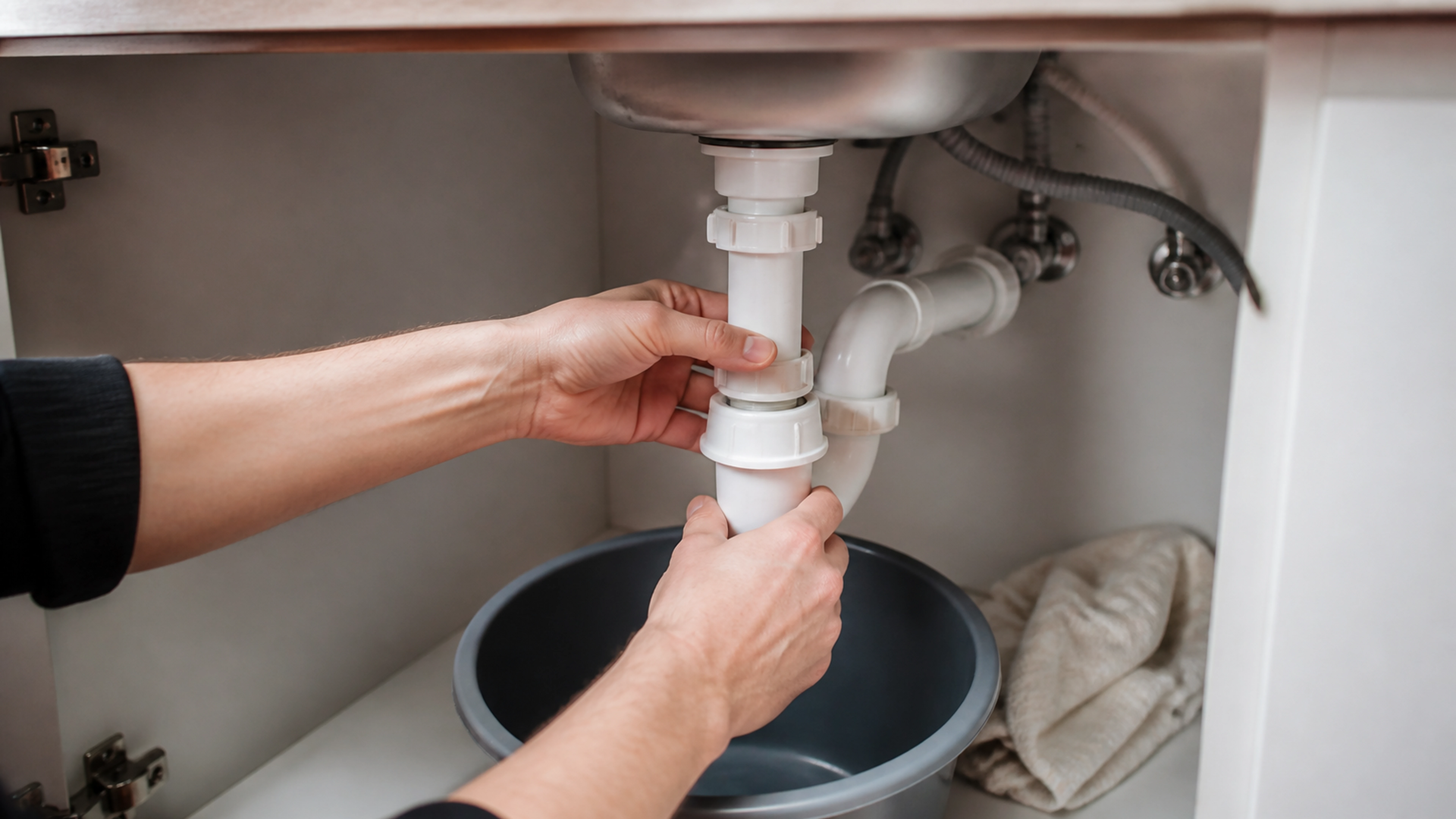 Illustration éditoriale pour l’article « Comment démonter un siphon d'évier sans fuite ni erreur »